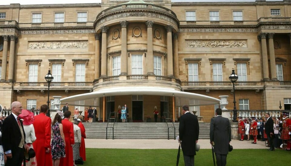 En turguide ansat ved Buckingham Palace er blevet fyret, fordi han er fundet skyldig i at være i besiddelse af en stor mængde børneporno. Foto: Scanpix
