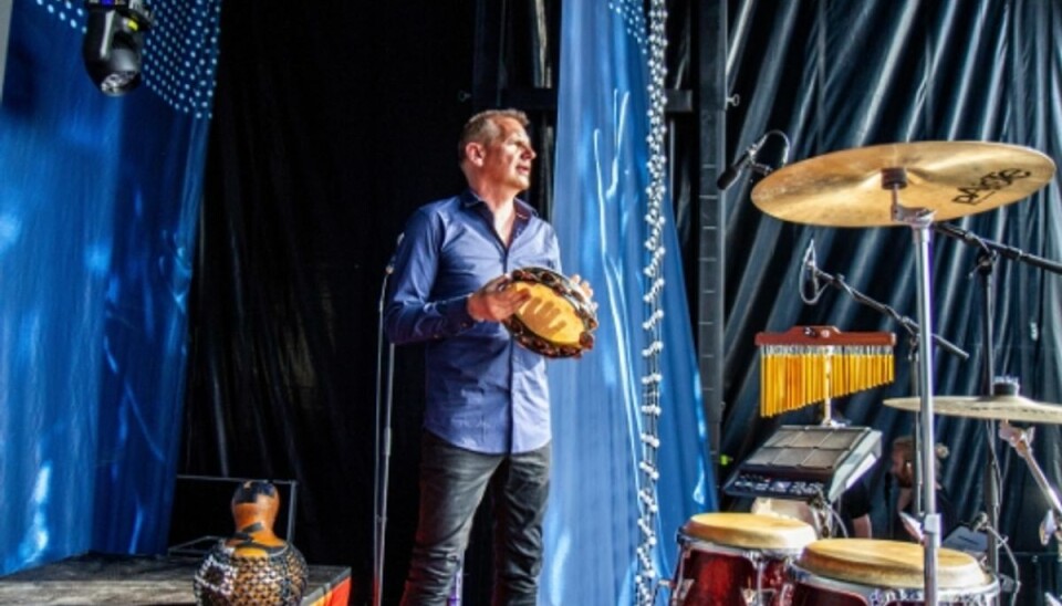 Rune giver Lukas Graham og Helmig baghjul: Er Danmarks mest spillede musiker Rune Harder Olesen spiller bl.a. tamburin, congas, maracas og bongotrommer. Foto: Frederik Villumsen/Gramex