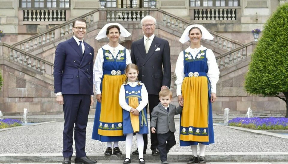 Klædt i national-dragter: Kronprinsesse Victoria havde familien med til mor og far