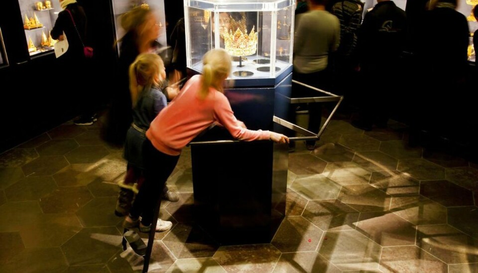 Derfor er de danske kronjuveler noget særligt Skatkammeret på Rosenborg Slot. I midten Christian 4.s krone, som blev lavet til kroningen i 1596. Foto: Scanpix