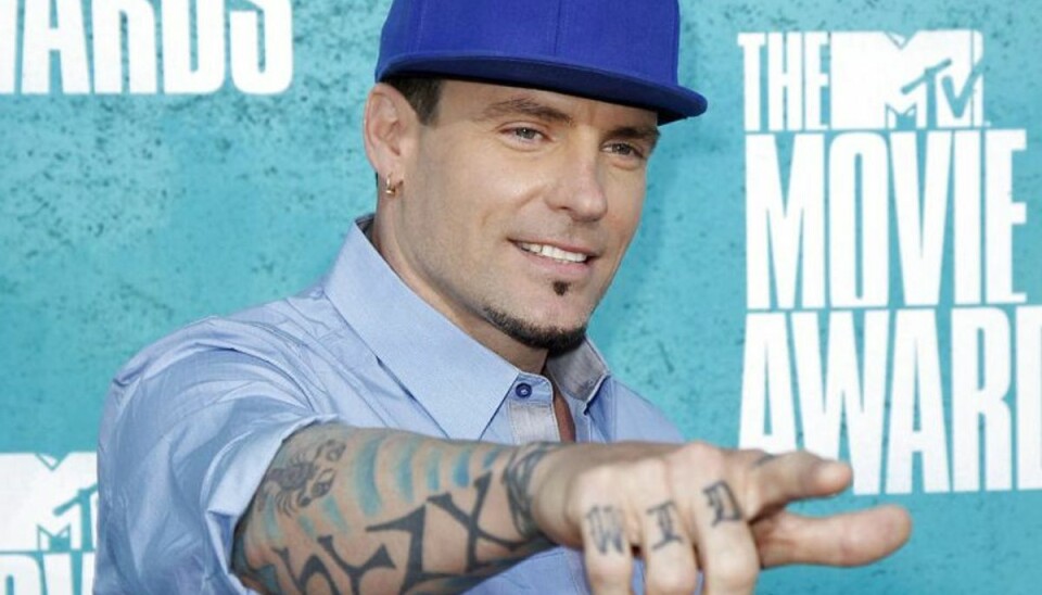 Drama i lufthavn: Kendt rapper sat i karantæne efter pludselige febertilfælde