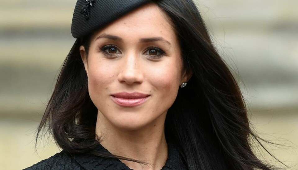 Meghan bryder reglerne: Se hendes “skandaløst” lårkorte kjole