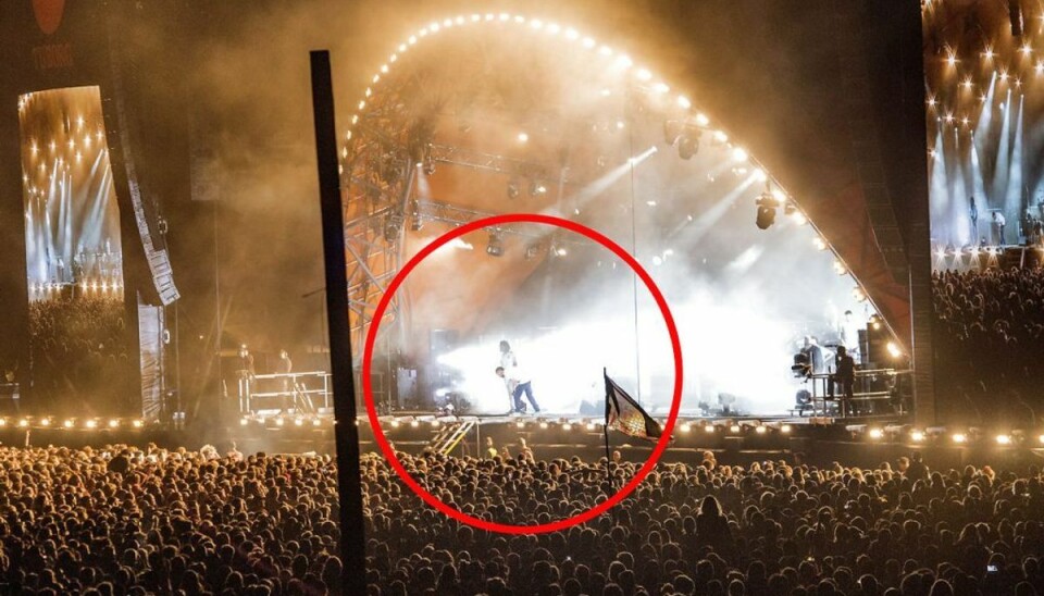 Forsanger Damon Albarn kigger ud over scenekanten ned til rapperen Del the Funkee Homosapien, som kort forinden faldt fra scenen under koncerten med Gorillaz på Orange Scene, lørdag den 8. juli 2018. Foto: Jens Nørgaard Larsen/Ritzau Scanpix Forsanger Damon Albarn kigger ud over scenekanten ned til rapperen Del the Funkee Homosapien, som kort forinden faldt fra scenen under koncerten med Gorillaz på Orange Scene, lørdag den 8. juli 2018. Foto: Jens Nørgaard Larsen/Ritzau Scanpix
