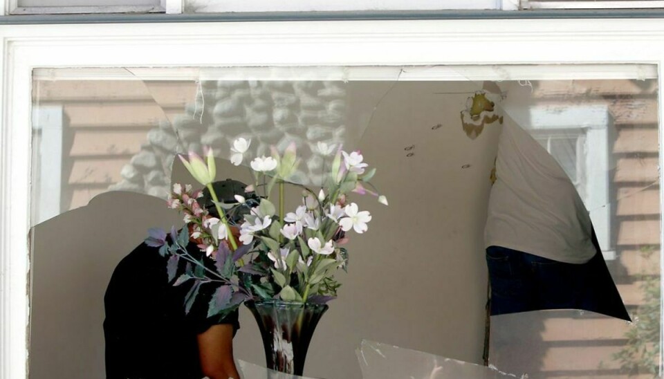 Håndværkere arbejdede fredag på at udbedre skader efter skud i skuespilleren Vanessa Marquez’ hjem i Californien. Foto: Scanpix