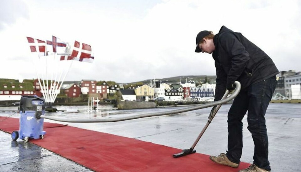 Klargøring af den røde løber i Torshavn. Kronprinsparret aflægger sammen med deres fire børn officielt besøg på Færøerne, torsdag den 23. august 2018. (Foto: Mads Claus Rasmussen/Scanpix 2018) Klargøring af den røde løber i Torshavn. Kronprinsparret aflægger sammen med deres fire børn officielt besøg på Færøerne, torsdag den 23. august 2018. (Foto: Mads Claus Rasmussen/Scanpix 2018)