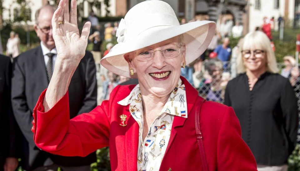 Gemmer på dyb hemmelighed: Det afslører de royale vink Dronning Margrethe vinker her i forbindelse med et besøg ved Demensbyen. Foto: Mads Claus Rasmussen/Ritzau Scanpix
