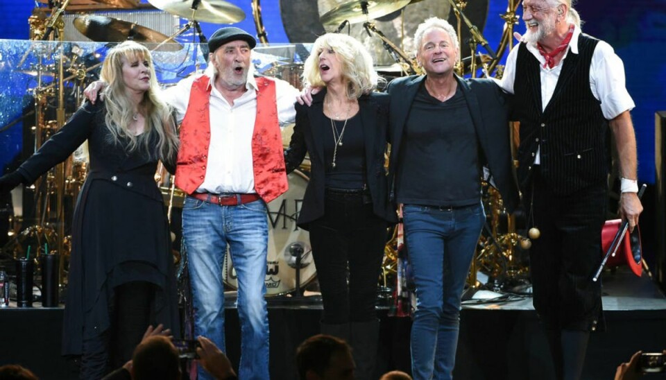 43 års venskab er slut: Tidligere medlem sagsøger ikonisk rockband Her ses Fleetwood Mac medlemmer fra venstre Stevie Nicks, John McVie, Christine McVie, Lindsey Buckingham and Mick Fleetwood. Nu sagsøger Lindsey Buckingham bandet for at have fyret ham inden en kæmpe koncertturne. Foto: Scanpix