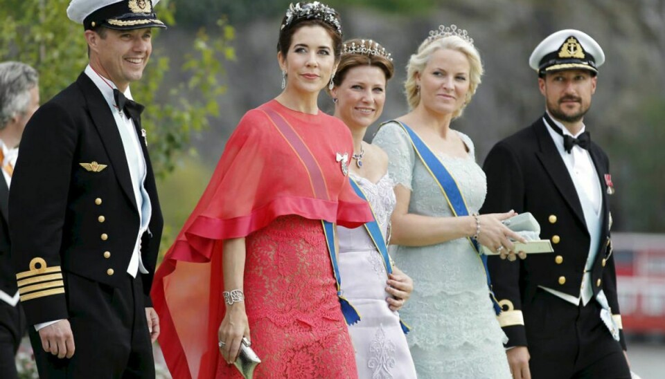 Kronprins Frederik og kronprinsesse Mary går en tur med den nu dating-parate Märtha Louise, samt kronprinsesse Mette-Marit og kronprins Haakon efter svenske prinsesse Madeleines bryllup. Foto: Scanpix