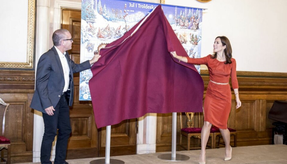Kronprinsesse Mary og kunstneren Peter Madsen præsenterer årets Julemærke på Københavns Rådhus, mandag den 29. oktober 2018. Valhalla-tegneren Peter Madsen er kunstneren bag årets Julemærke.. Foto: Mads Claus Rasmussen/Ritzau Scanpix Kronprinsesse Mary og kunstneren Peter Madsen præsenterer årets Julemærke på Københavns Rådhus, mandag den 29. oktober 2018. Valhalla-tegneren Peter Madsen er kunstneren bag årets Julemærke.. Foto: Mads Claus Rasmussen/Ritzau Scanpix