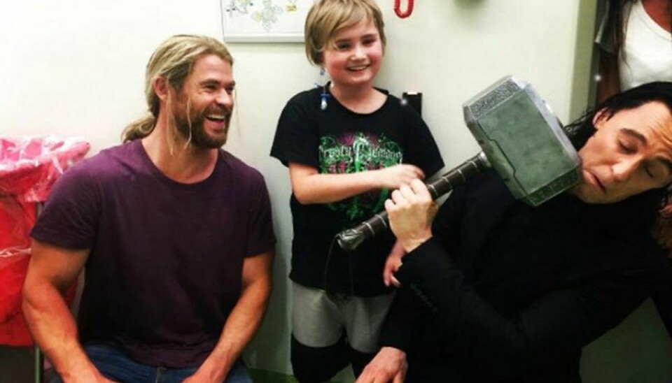 Chris Hemsworth og Tom Hiddleston fra “Thor”-filmene mødte virkelighedens superhelte, da de besøgte et børnehospital. Foto: Scanpix.