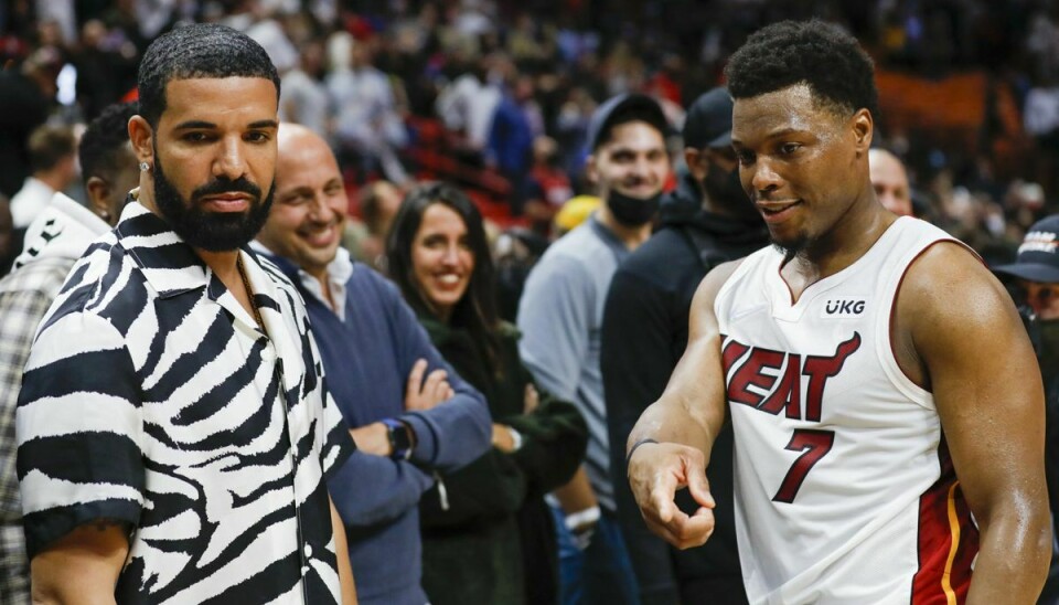 Den canadiske rapper Drake med en amerikansk basketballspiller.