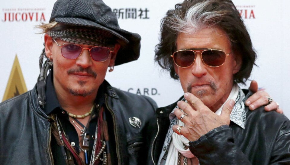 Joe Perry (th) ses her med Johnny Depp. Perry kollapsede lørdag i sit omklædningsrum. Foto: Toru Hanai/Scanpix.