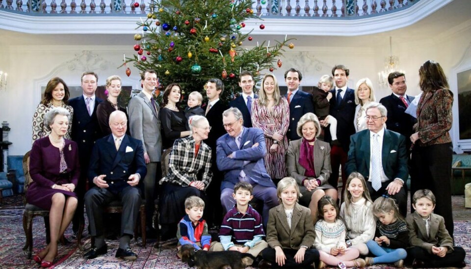 Royalt chok: Kongehusets kæledægge skal giftes Den danske kongelige famlie samlet i Juledagene på Fredensborg Slot stiller op til gruppefoto mandag d. 25. december. Bagest fra venstre er det Carina Axelson Prins Gustav fra Berleburg, Prinsesse Nathalie, Prins Joachim, Kronprinsesse Mary, Kronprins Frederik med lille Prins Christian, Prins Philippos, Prinsesse Theodora, Prins Nikolaos, Kronprins Pavlos med Odusseas, Prinsesse Marie Chantal, Carlos Morales, Prinsesse Alexia med lille Carlos. Forreste siddende Prinsesse Benedikte, Prins Richard, Dronning Margrethe, Prins Henrik, Dronning Anne-Marie, Kong Konstantin. Forrest børnebørnene, Prins Nikolai, Prins Felix, Maria Olympia, Arietta, Constantine Alexios, Annemaria og Achileas-Andreas. KLIK VIDERE for at se, hvem der skal giftes. Foto: Scanpix