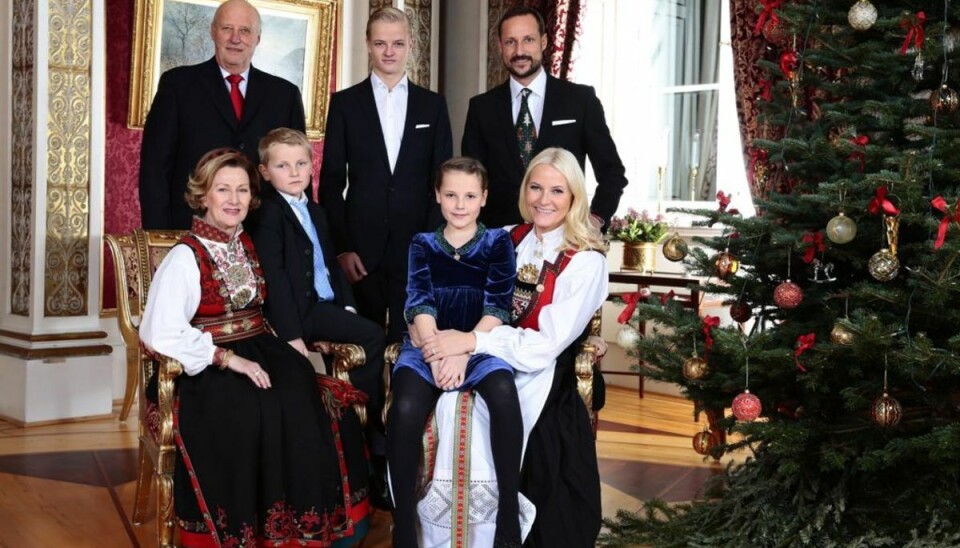 Kronprinsesses søn mister job på luksusmagasin Marius Borg Høiby (i midten) er her fotograferet sammen med kong Harald. dronning Sonja, kronprins Haakon og kronprinsesse Mette-Marit og deres to fælles børn, prinsesse Ingrid og prins Sverre Magnus, i anledning af julen 2013. Foto: NTB Scanpix/Reuters.