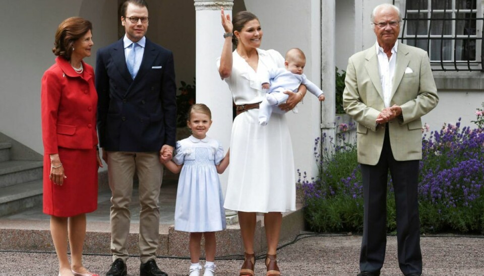 Se de søde billeder: Sådan fejrede de kongelige Lucia-dag Det er efterhånden et par år siden, at Estelle og Oscar har været så små. Men nu har kronprinsesse Victoria fanget de søde søskende på et nyt, fremragende billede. Foto: Scanpix