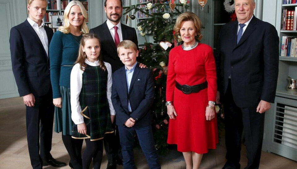 Børn af tronarvinger skal også arbejde Den unge mand (her yderst til venstre, bagerst) har noget at rive i den kommende tid. Foto: Scanpix/Lise Aaserud.