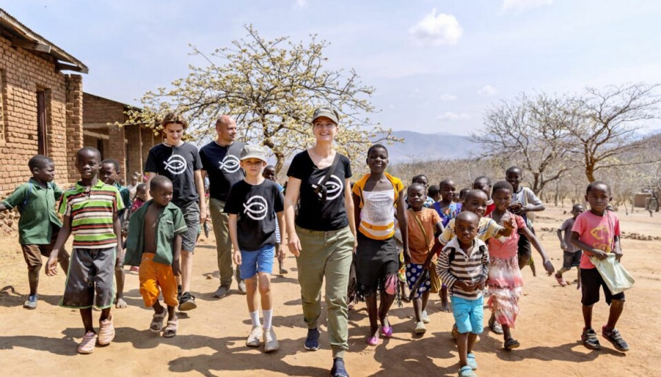 Dansk kendispar tog børnene med på vild rejse: Det glemmer de aldrig Annette Heick og Jesper Vollmer i Malawi med børnene. Foto: Bax Lindhardt/Folkekirkens Nødhjælp