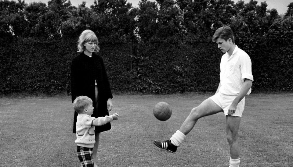 Far og søn Laudrup går på marked sammen Finn og Michael Laudrup har begge været svært glade for fodbolde. Foto: Scanpix.
