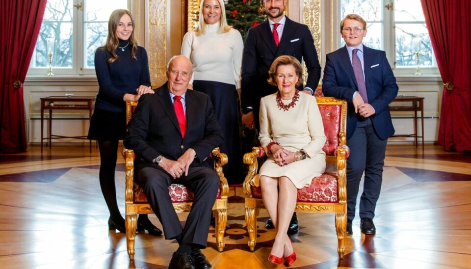 Kongehus har en helt særlig tak Her er det årlige julebillede fra den norske royale familie. Her ses prinsesse Ingrid Alexandra, kong Harald, kronprinsesse Mette-Marit, kronprins Haakon, dronning Sonja og prins Sverre Magnus. Foto: Scanpix