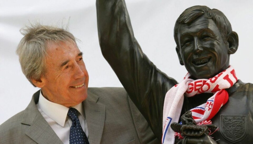 En af de største: Gordon Banks er død Gordon Banks foran statuen af sig selv – på Stokes stadion Britannia Stadium. (Foto: Scanpix)