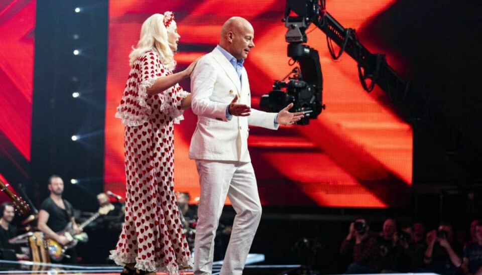 Sofie Linde smider Thomas Blachman ned ad scenen da han vil give et dødskys til den deltager der skal sige farvel til X Factor. Foto: Martin Sylvest/Ritzau Scanpix.