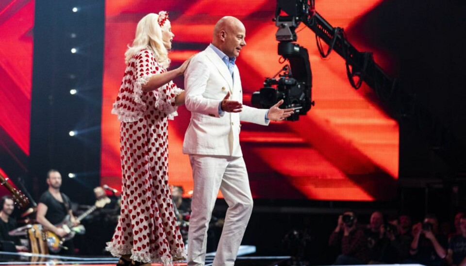Sofie Linde: -Der går min grænse Sofie Linde smider Thomas Blachman ned ad scenen da han vil give et dødskys til den deltager der skal sige farvel til X Factor. Foto: Martin Sylvest/Ritzau Scanpix.