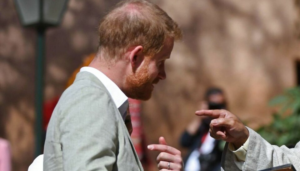 Prins Harry var i det helt røde humor-felt under en samtale med en lærer. KLIK og se flere billeder fra parrets besøg i Marokko. Foto: FADEL SENNA/Scanpix. Prins Harry var i det helt røde humor-felt under en samtale med en lærer. KLIK og se flere billeder fra parrets besøg i Marokko. Foto: FADEL SENNA/Scanpix.