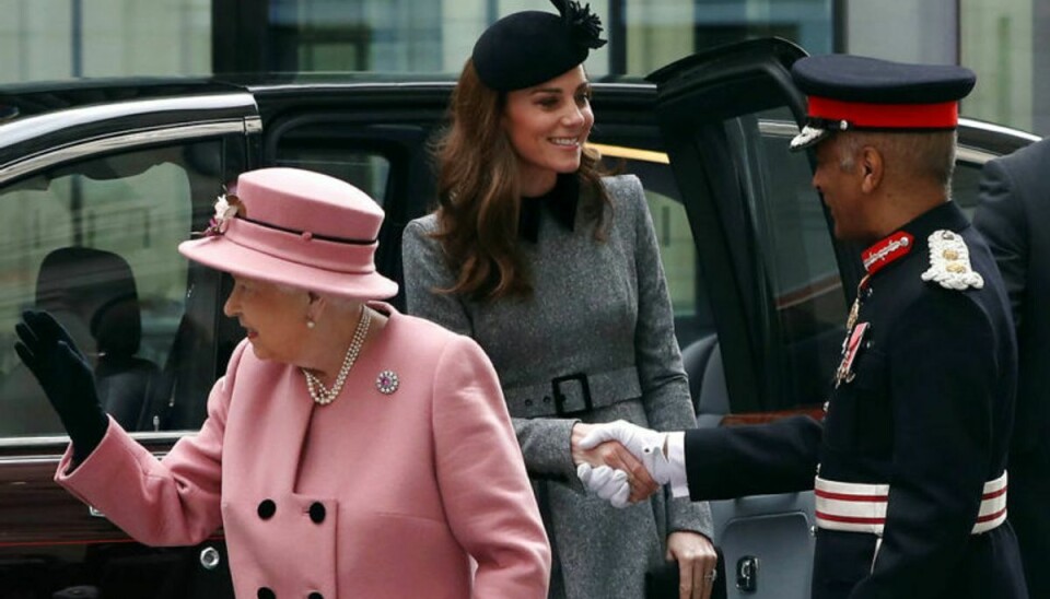 Dronning Elizabeth og hertuginde Kate ankom sammen til Bush House på King’s College Strand University. KLIK VIDERE OG SE FLERE BILLEDER FRA BESØGET. Foto: Scanpix