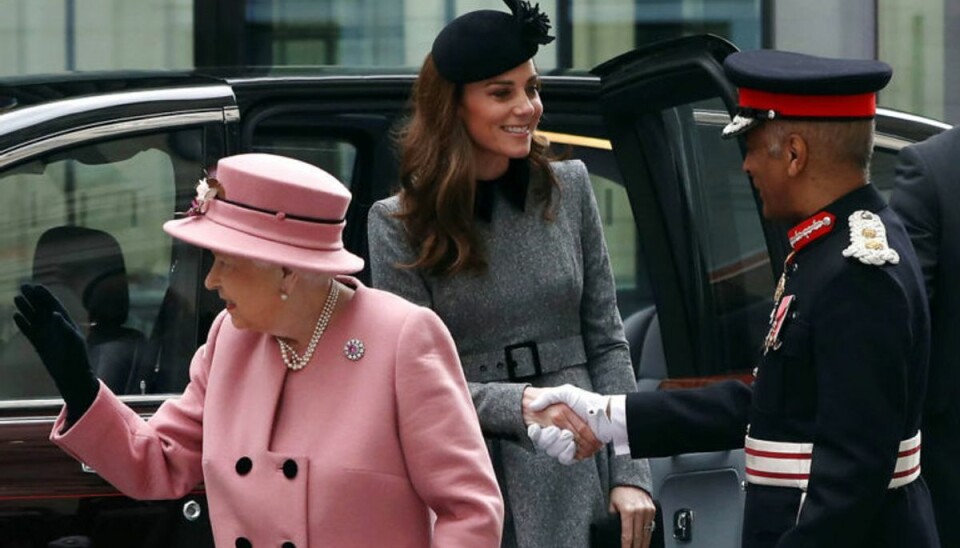 Dronning Elizabeth og hertuginde Kate ankom sammen til Bush House på King’s College Strand University. KLIK VIDERE OG SE FLERE BILLEDER FRA BESØGET. Foto: Scanpix Dronning Elizabeth og hertuginde Kate ankom sammen til Bush House på King’s College Strand University. KLIK VIDERE OG SE FLERE BILLEDER FRA BESØGET. Foto: Scanpix