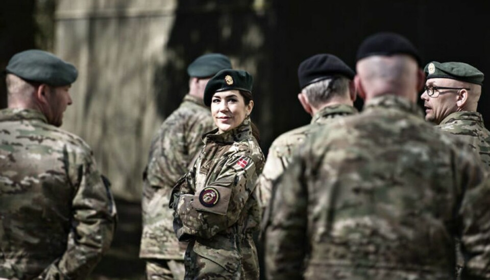 Det er ikke første gang, Mary trækker i uniform. Klik og se flere billeder af Hjemmeværns-prinsessen. (Foto: Scanpix) Det er ikke første gang, Mary trækker i uniform. Klik og se flere billeder af Hjemmeværns-prinsessen. (Foto: Scanpix)