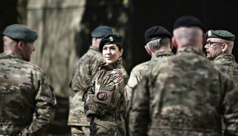 Det er ikke første gang, Mary trækker i uniform. Klik og se flere billeder af Hjemmeværns-prinsessen. (Foto: Scanpix)