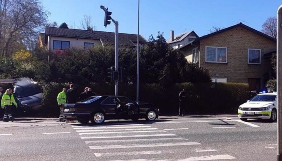 Rappers Mercedes torpederer anden bil i vildt uheld