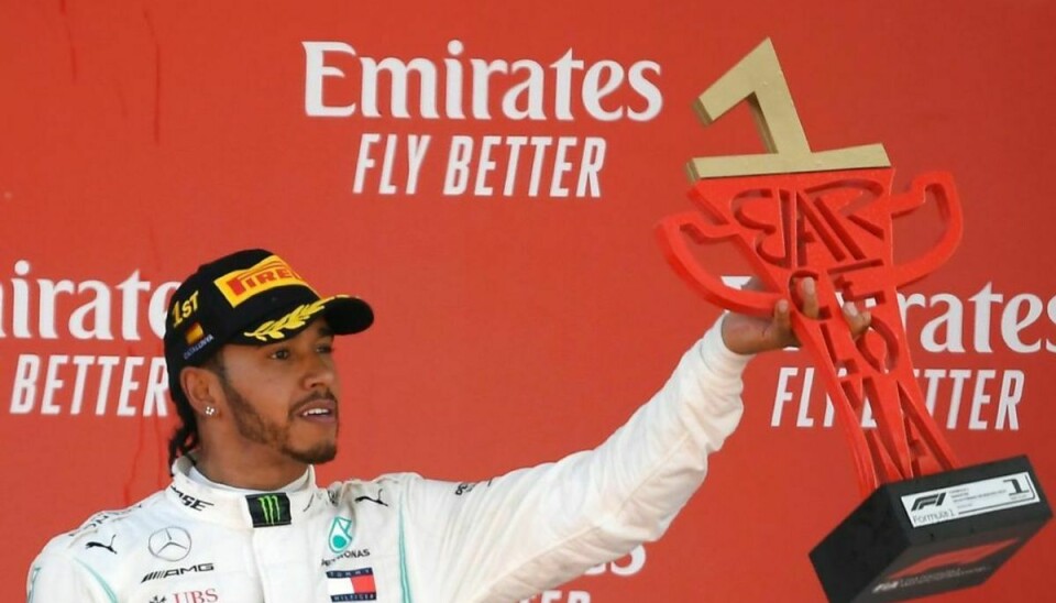 Formel 1-køreren Lewis Hamilton har sendt en Mercedes, sit trofæ fra søndagens løbssejr og Mercedes Merchandise til kræftsyge 5-årige Harry Shaw. Klik videre for flere billeder. Foto: Scanpix