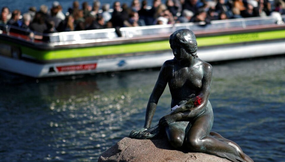 Den Lille Havfrue er lidt af en fuser, ifølge de adspurgte turister. Benoit Tessier/Scanpix. KLIK VIDERE OG SE DET FORNEMME OG KEDELIGE SELSKAB HAVFRUEN ER EN DEL AF. Den Lille Havfrue er lidt af en fuser, ifølge de adspurgte turister. Benoit Tessier/Scanpix. KLIK VIDERE OG SE DET FORNEMME OG KEDELIGE SELSKAB HAVFRUEN ER EN DEL AF.