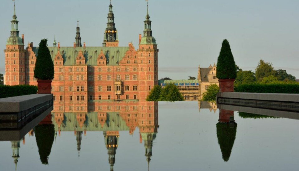Frederiksborg Slot med sin smukke placering. KLIK FOR FLERE BILLEDER AF DET SMUKKE SLOT MED DEN VIDUNDERLIGE HAVE. Frederiksborg Slot med sin smukke placering. KLIK FOR FLERE BILLEDER AF DET SMUKKE SLOT MED DEN VIDUNDERLIGE HAVE.