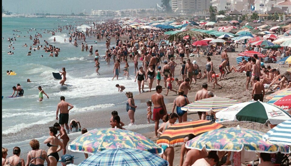 Det er sådan her, at flest nok kender Costa Del Sol. Sol, strand og vand. Måske en god bog. Foto: Scanpix