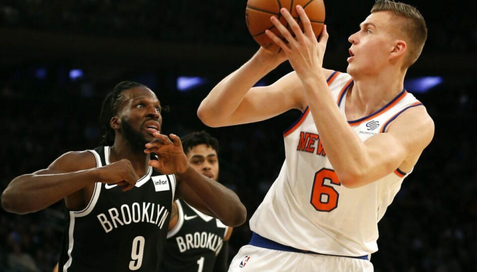 Voldsomt overfald: NBA-stjerne smurt ind i blod Her ses Kristaps Porzingis i den hvide trøje i kamp i NBA. Foto: Scanpix
