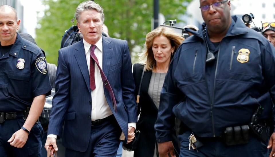 Skuespilleren Felicity Huffman har erkendt sig skyldig i bestikkelse. Hun risikerer fire måneders fængsel. Her ses hun forlade retten. KLIK For flere billeder. Foto: Katherine Taylor/Scanpix. Skuespilleren Felicity Huffman har erkendt sig skyldig i bestikkelse. Hun risikerer fire måneders fængsel. Her ses hun forlade retten. KLIK For flere billeder. Foto: Katherine Taylor/Scanpix.