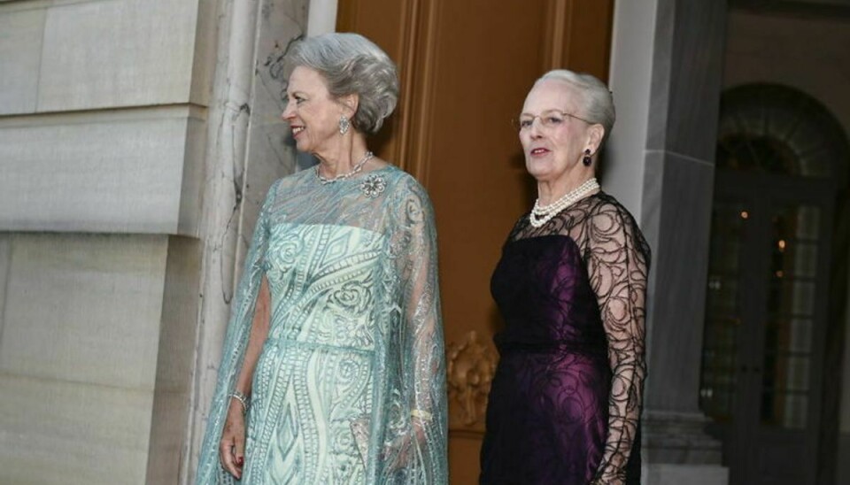 Prinsesse Benedikte ankommer til sin 75 års fødselsdag og bliver modtaget af sin storesøster dronning Margrethe. KLIK VIDERE OG SE FLERE SMUKKE BILLEDER. (Foto: Mads Claus Rasmussen/Ritzau Scanpix)