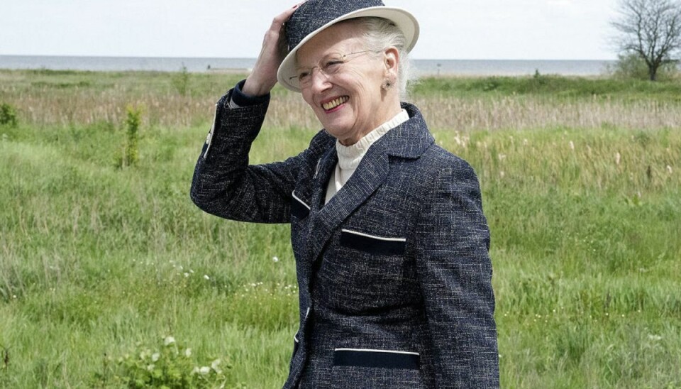 Dronning Margrethe deltager ved afsløringen af bronzestatuen af den aarhusianske helt Bernhard Sindberg i august. Klik videre for flere billeder. Foto: Scanpix