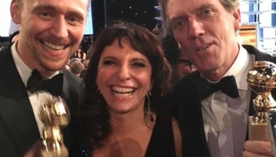 Bier om Golden Globe-hattrick: -Det er super fedt Stemningen var høj i lejren hos Susanne Bier, efter at “Natportieren” løb med tre priser ved Golden Globe-uddelingen. Her ses hun flankeret af Tom Hiddleston (tv.) og Hugh Laurie (th.), der begge fik en pris for deres skuespilspræstationer i serien. Foto: Free/Have Kommunikation