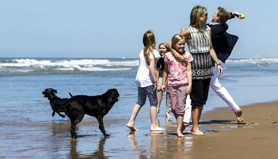 Kong Willem-Alexander og dronning Maxima ses her med kronprinsesse Catharina-Amalia (2. tv. ), fødselsdagsbarnet prinsesse Alexia (tv.) og prinsesse Ariane (midten), leger på stranden nær Wassenaar. KLIK VIDERE FOR FLERE BILLEDER AF DEN ROYALE FAMILIE. Foto: Scanpix