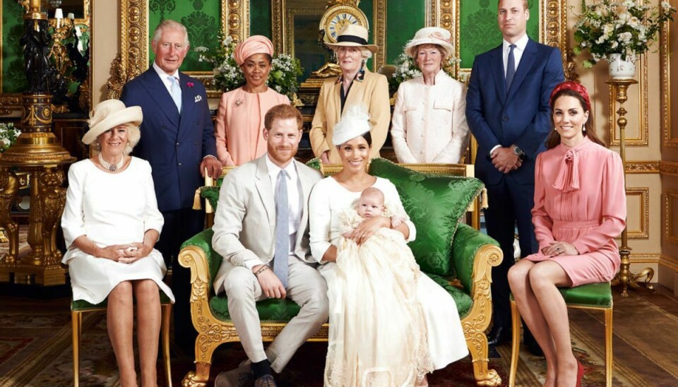 Det officielle foto fra prins Archies dåb afslørede, hvordan hertuginde Kate hyldede prinsesse Diana. Klik videre for at få svaret. Foto: Scanpix