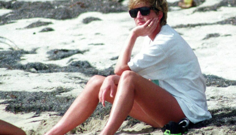 Her ses prinsesse Diana nyde en tur på stranden på den caribiske ø Nevis tilbage i 1993. KLIK VIDERE OG SE HENDES LIV I BILLEDER. Foto: Scanpix