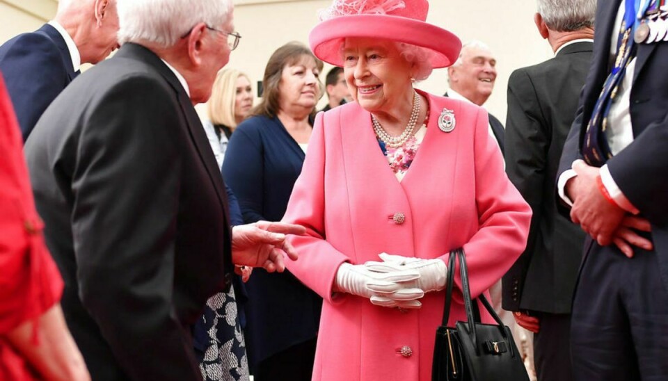 Der er også en del regler, der kan spottes ved hjælp af dronningens håndtaske. Hvis den placeres på bordet ved et middagsselskab, er det på tide, at det skal ende. Når dronningen tager tasken over på sin højre arm fra sin venstre, betyder det, at hun ikke vil tale med vedkommende længere. Foto: Scanpix. KLIK VIDERE I GALLERIET OG SE FLERE ROYALE REGLER