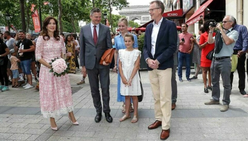 Her ses kronprinsesse Mary sammen med den danske ambassadør Michael Starbæk Christensen og direktør i Danmarkshuset Torben Nielsen foran Danmarkshuset på den ikoniske Champs Elyseé tæt på Triumfbuen. Foto: Scanpix