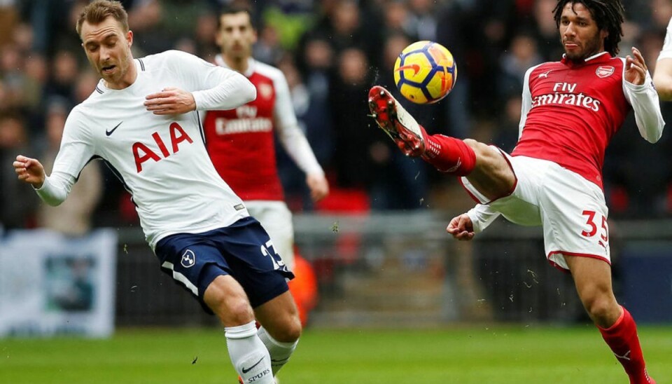 Chok-fund: Lig i fodboldspillers hjem Det er Arsenals Mohamed Elneny (th.) der nu har fået mere end nok at tænke på. Her spiller han over for Tottenhams dansker, Christian Eriksen (tv.). Arkivfoto: Scanpix.