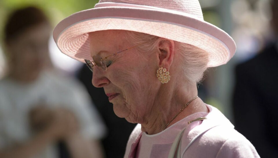 Bevæget Margrethe fik blomster af helt særlig pige