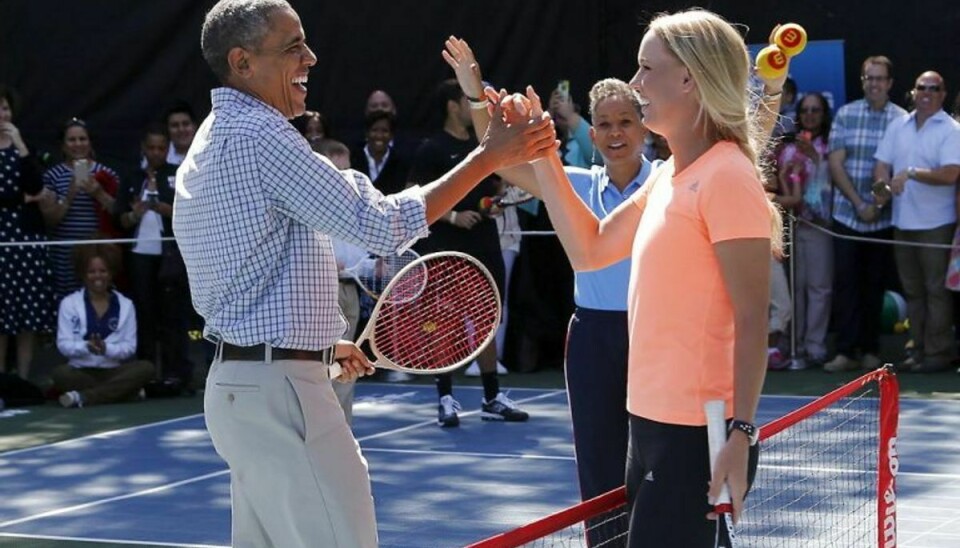 Caroline Wozniacki takker den afgående præsident i USA, Barack Obama. I et tweet skriver Wozniacki, at hun vil savne at spille tennis med præsidenten. Foto: JONATHAN ERNST/Scanpix (Arkivfoto)
