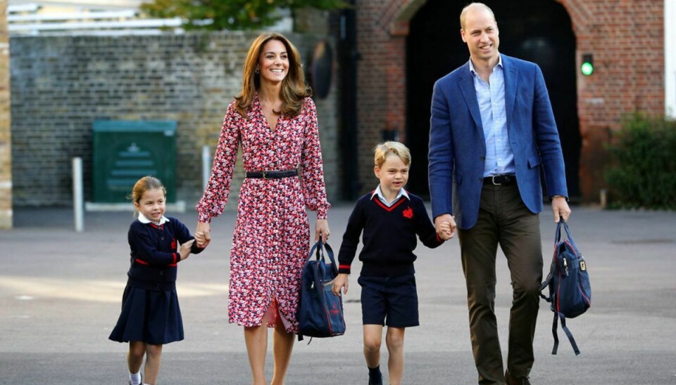 Hertuginde Kate kom med et par beroligende ord til sin datter, prinsesse Charlotte, der torsdag startede i skole og var lidt nervøs. Klik videre for flere billeder. Foto: Scanpix